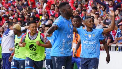 Jugadores de El Nacional celebrando su gol ante Independiente del Valle en la final de la Copa Ecuador, 27 de noviembre de 2024.