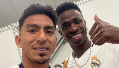 Ángel Mena con Vinicius Junior después de la Copa Intercontinental, 22 de diciembre de 2024.