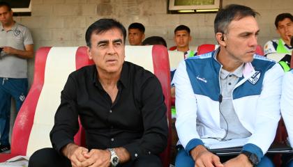 Gustavo Quinteros junto a un ayudante durante un partido en Santa Fe, el 7 de diciembre de 2024.