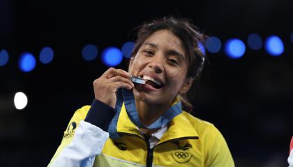 La luchadora Lucía Yépez muerde su medalla de plata en los Juegos Olímpicos de París 2024.