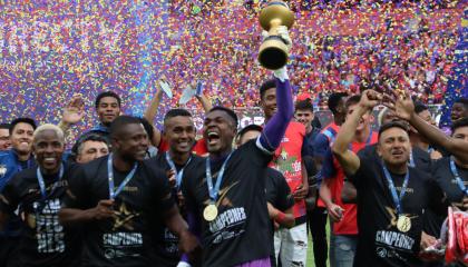 Los jugadores de El Nacional festejan el título de la Copa Ecuador, el 27 de noviembre de 2024.