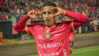 Danny Luna, durante un partido con el Deportivo Cuenca en 2024.