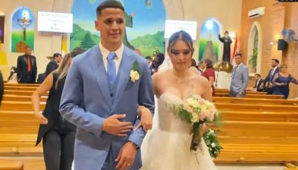 Alex Arce, delantero paraguayo de Liga de Quito, durante su casamiento con su esposa, Clarissa Fernández.