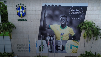 Fachada de la sede de la Confederación Brasileña de Fútbol con la imagen de Vinicius Jr.