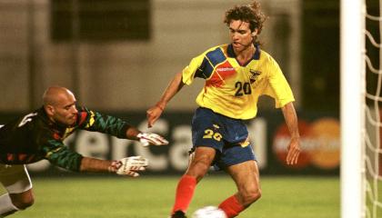 Ariel Graziani de Ecuador anota un gol ante el portero chileno Nelson Cossio el 17 de junio durante el partido del Grupo A Copa América en Cochabamba, Bolivia.