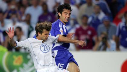 El defensor ruso Alexei Bugayev (i) disputa una pelota durante un partido con su selección, el 20 de junio de 2004.