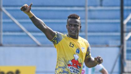 José Angulo, delantero de Delfín, celebra un gol ante Cumbayá, el 30 de noviembre de 2024, en el estadio Jocay.