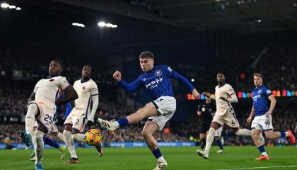 Moisés Caicedo (i), volante del Chelsea, bloquea el remate ante el Ipswich, este lunes 30 de diciembre de 2024, por la Premier League.