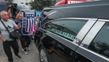 Aficionados acompañan el carro que transporta el féretro del exfutbolista peruano Hugo 'Cholo' Sotil, el lunes 30 de diciembre de 2024.