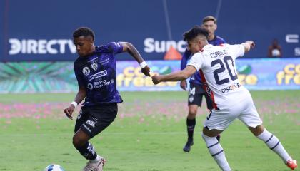 Keny Arroyo maneja una pelota en la final de la LigaPro 2024 ante Liga de Quito, en el estadio Banco Guayaquil, el 14 de diciembre.