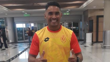 José Juan Vásquez, nuevo jugador de Aucas, en su arribo a Quito, el 2 de enero de 2025.