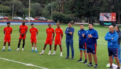 Jugadores y cuerpo técnico de El Nacional previo al inicio de la pretemporada 2025, el viernes 3 de enero.