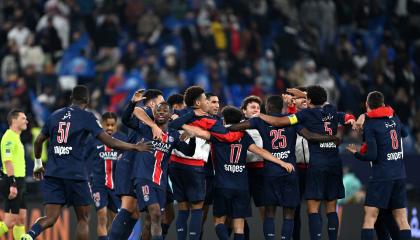 Los jugadores del PSG festejan el título de la Supercopa de Francia el domingo 5 de enero, en Doha, Qatar.