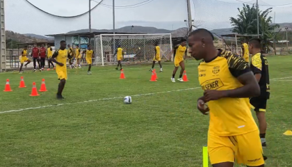 Los jugadores de Barcelona SC durante el entrenamiento de pretemporada en Manta, el martes 7 de enero de 2024.