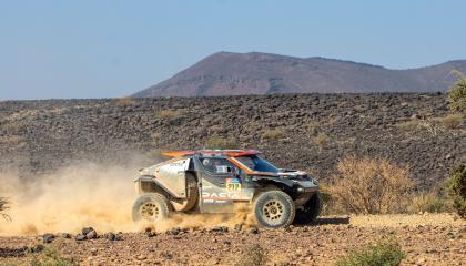 La piloto española Cristina Gutiérrez y el copiloto español Pablo Moreno conducen su Dacia Sandrider durante la tercera etapa del Rally Dakar 2025, de Bisha a Al Henakiyah en Arabia Saudita Arabia, 7 de enero de 2025.