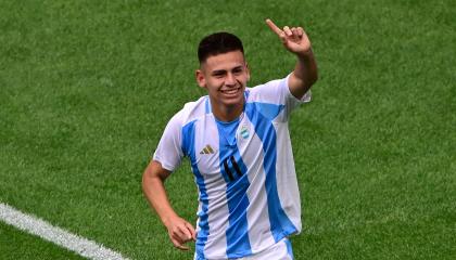 Claudio Echeverri festeja un gol con la selección argentina en los Juegos Olímpicos de París, el 30 de julio de 2024.