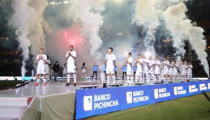 Los jugadores de Liga de Quito durante la presentación del equipo en la Noche Blanca, el 17 de febrero de 2024.