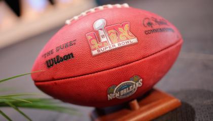 Pelota del Super Bowl LXI en Mardi Gras World el 15 de octubre de 2024, en Nueva Orleans.