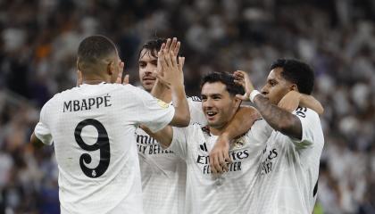 Los jugadores del Real Madrid celebran el segundo gol de su equipo durante el partido de semifinales de la Supercopa de España, el 9 de enero de 2025.