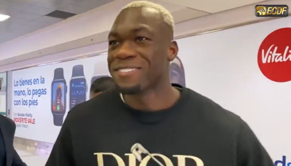 Felipe Caicedo sonríe a su llegada a Quito, el viernes 10 de enero de 2025.