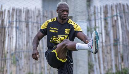 Felipe Caicedo, durante su primer entrenamiento con Barcelona SC, en Manta, el 13 de enero de 2025.