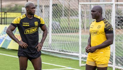 Felipe Caicedo y Segundo Castillo, durante un entrenamiento con Barcelona SC, el 13 de enero de 2025.