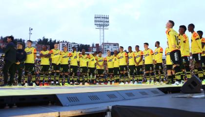 Los jugadores de Barcelona SC durante la presentación de la plantilla 2024 en la Noche Amarilla en Quito, el 24 de febrero.