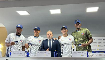 Isaac Álvarez, presidente de Liga de Quito, con los nuevos jugadores, el 13 de enero de 2025.