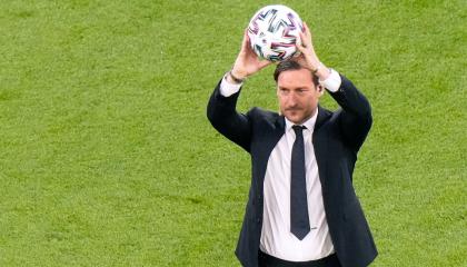 Francesco Totti sostiene un balón mientras participa en la ceremonia de apertura antes del partido del Grupo A de la UEFA 2020 entre Turquía e Italia en el Estadio Olímpico de Roma, el 11 de junio de 2021.