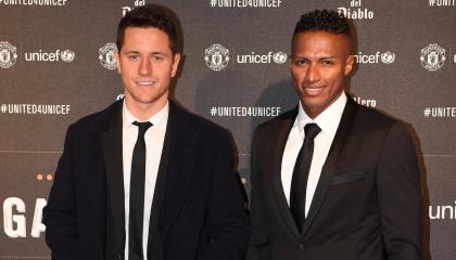 El centrocampista español del Manchester United, Ander Herrera, y el centrocampista ecuatoriano del Manchester United, Antonio Valencia, posan en la alfombra roja a su llegada para asistir a la "Cena de gala Unidos por UNICEF" en Old Trafford, el 15 de noviembre de 2017.