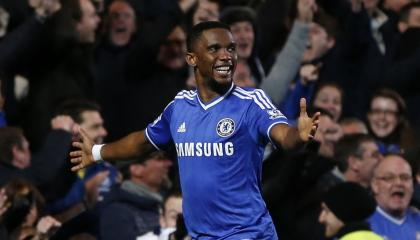 Samuel Eto'o festeja un hat-trick, con la camiseta del Chelsea, ante el Manchester United en Stamford Bridge, el 19 de enero de 2014.