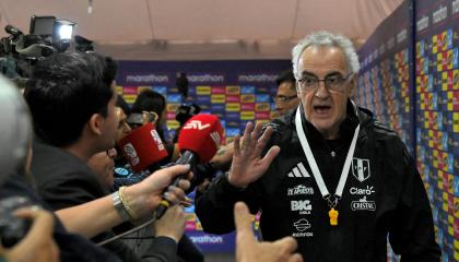 Jorge Fossati saluda en la zona mixta en Quito, el 9 de septiembre de 2024, después del partido ante Ecuador por las Eliminatorias al Mundial.