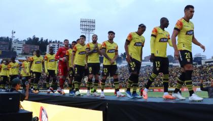 Los jugadores de Barcelona SC en la presentación de la plantilla en la Noche Amarilla 2024, en Quito.