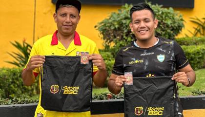 Hinchas de Barcelona SC que se convirtieron en socios el 15 de enero de 2025, en el estadio Banco Pichincha, de Guayaquil.