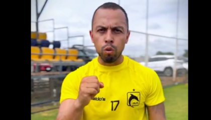 El jugador Edison Vega con la camiseta del Delfín, club en el que jugará en 2025.