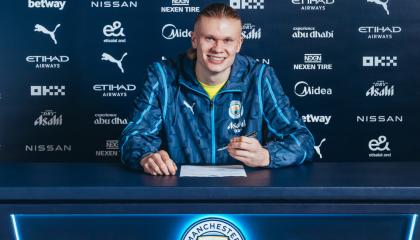 Erling Haaland, firmando su nuevo contrato con el Manchester City, el 17 de enero de 2025.