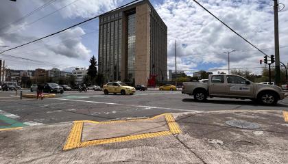 Fotografía capturada el 17 de enero de 2025 en la intersección entre las avenidas Eloy Alfaro y Amazonas, en Quito, cerca del edificio donde se realizará el debate del 19 de enero,