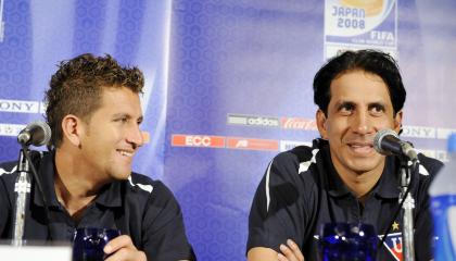 Patricio Urrutia y José Francisco Cevallos, durante una rueda de prensa de Liga de Quito en Japón, en 2008.