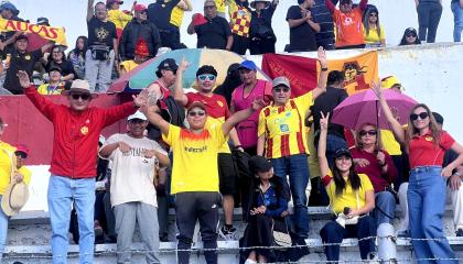 Hinchas de Aucas, en el estadio Gonzalo Pozo Ripalda, en 2024.