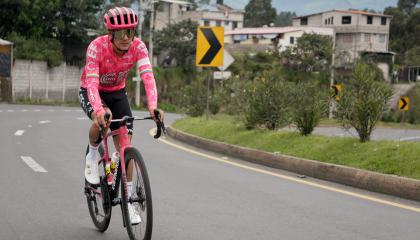 Richard Carapaz cumple un entrenamiento, en Quito, el 18 de enero de 2025.