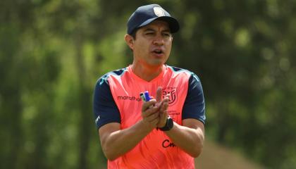 Eduardo Moscoso, durante un entrenamiento de la selección femenina Sub 17 de Ecuador, el 22 de octubre de 2024.