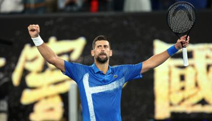 Novak Djokovic celebra su triunfo ante Carlos Alcaraz en el Abierto de Australia, el 21 de enero de 2025.