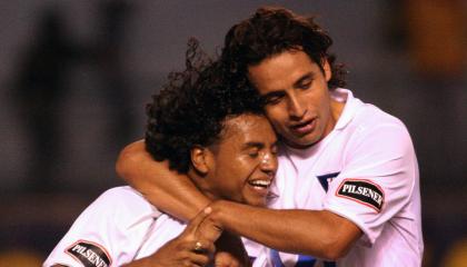 Franklin Salas y Paul Ambrosi, de Liga de Quito, celebran el segundo gol contra el Colo-Colo de Chile, durante el partido por la Copa Libertadores en el estadio Casa Blanca, el 7 de marzo de 2007.