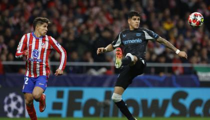 Piero Hincapié, defensa ecuatoriano del Bayer Leverkusen, en el duelo de este martes 21 de enero ante el Atlético de Madrid, por la Champions League.