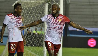 Gabriel Cortez (derecha), de Barcelona SC, celebra un gol ante del Manta FC el martes 21 de enero de 2025, en el estadio Jocay.