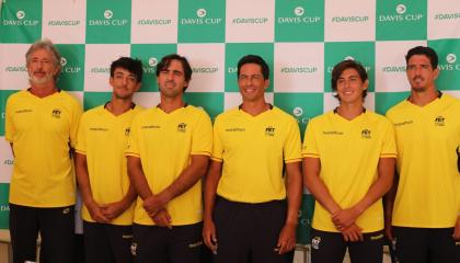 El equipo ecuatoriano de Copa Davis posa para una foto.