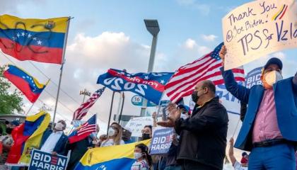 Venezolanos en Estados Unidos muestran mensajes a favor del Estatus de Protección Temporal (TPS), en una fotografía de archivo.