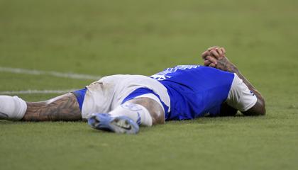 Dudu, de Cruzeiro, reacciona tras la derrota ante Mushuc Runa por la Copa Sudamericana, el 9 de abril de 2025.