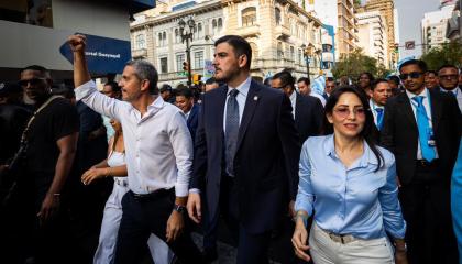 El alcalde de Guayaquil, Aquiles Alvarez (centro), junto al asambleísta electo de la RC, Raúl Chávez, y la candidata presidencial Luisa González, en octubre de 2024.