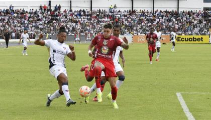Jugadores de Mushuc Runa y Liga de Quito durante el partido de la Fecha 8 de la LigaPro el lunes 14 de abril de 2025, en Riobamba.